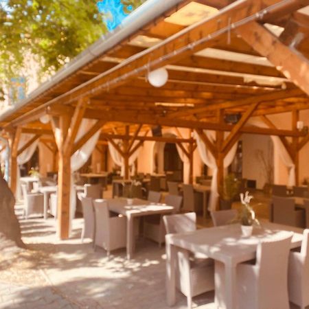 הלוהובץ Hotel Jelen מראה חיצוני תמונה