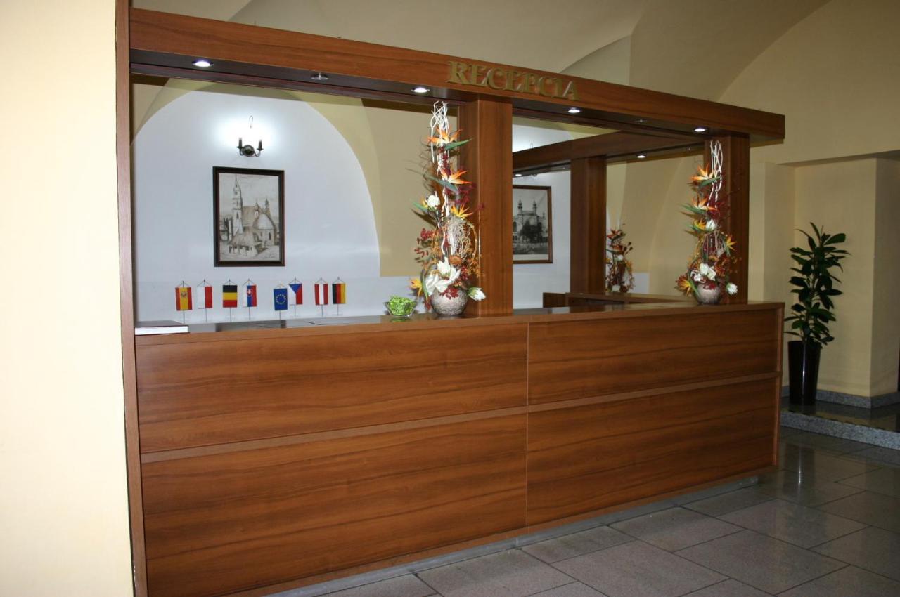הלוהובץ Hotel Jelen מראה חיצוני תמונה
