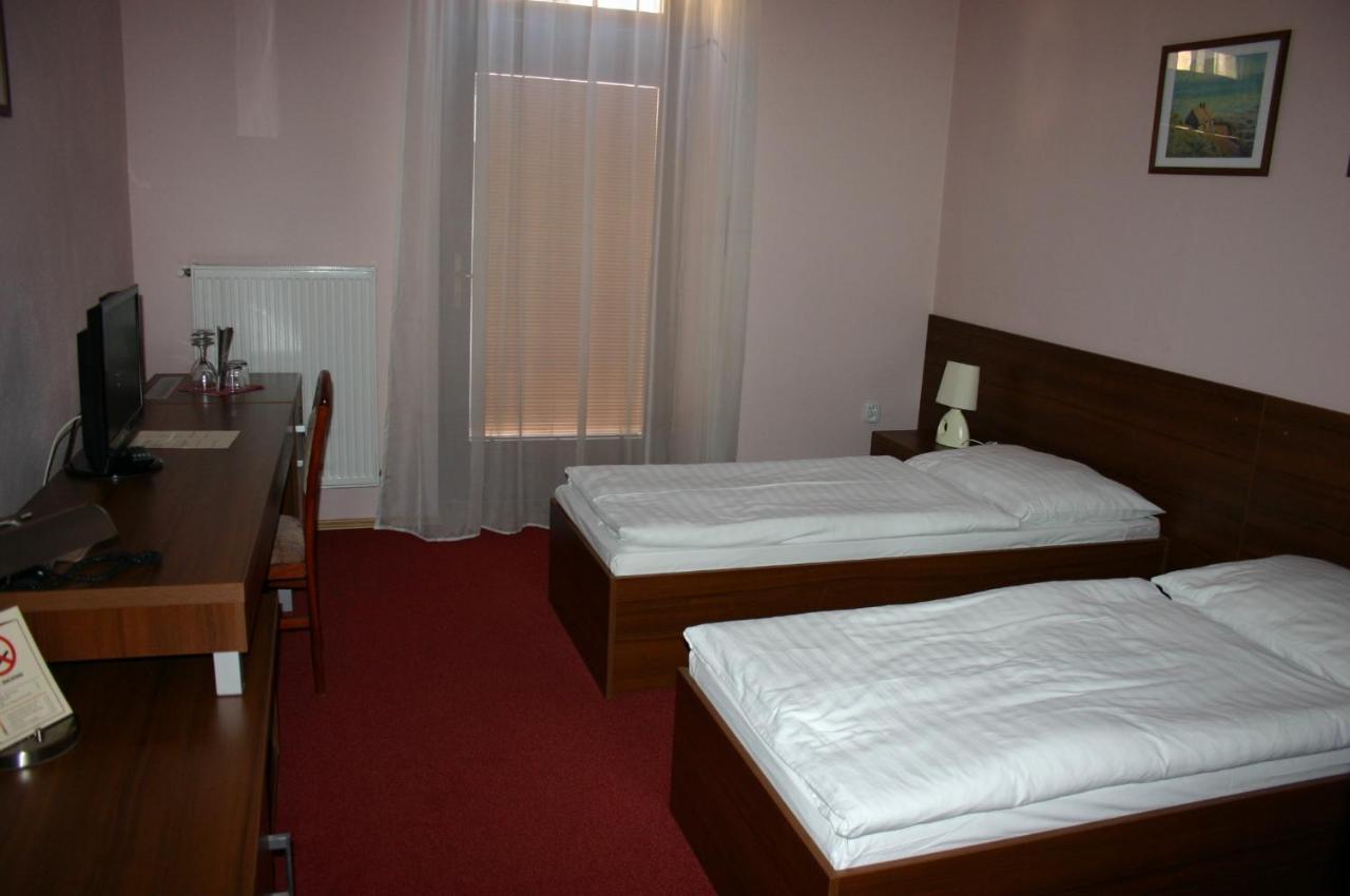 הלוהובץ Hotel Jelen חדר תמונה