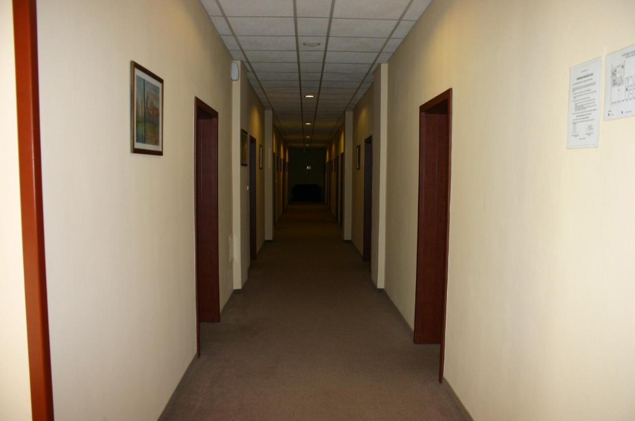 הלוהובץ Hotel Jelen מראה חיצוני תמונה