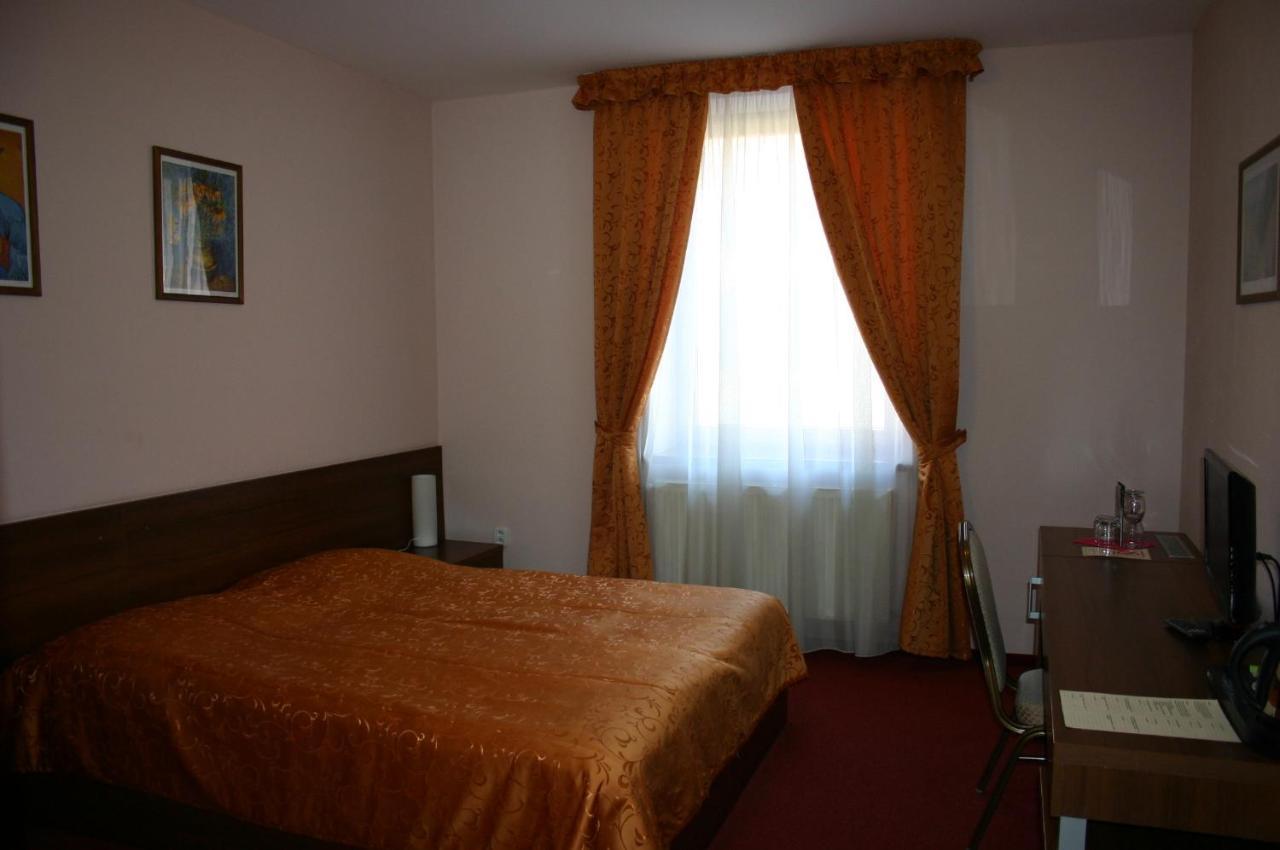 הלוהובץ Hotel Jelen חדר תמונה