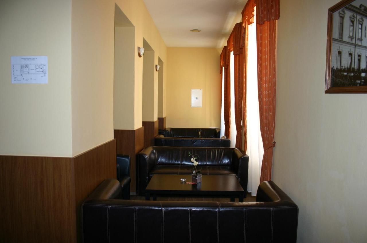 הלוהובץ Hotel Jelen מראה חיצוני תמונה