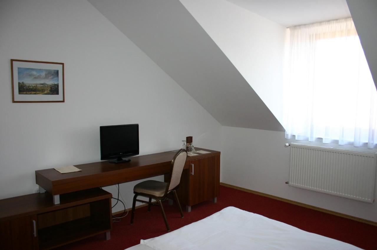 הלוהובץ Hotel Jelen חדר תמונה