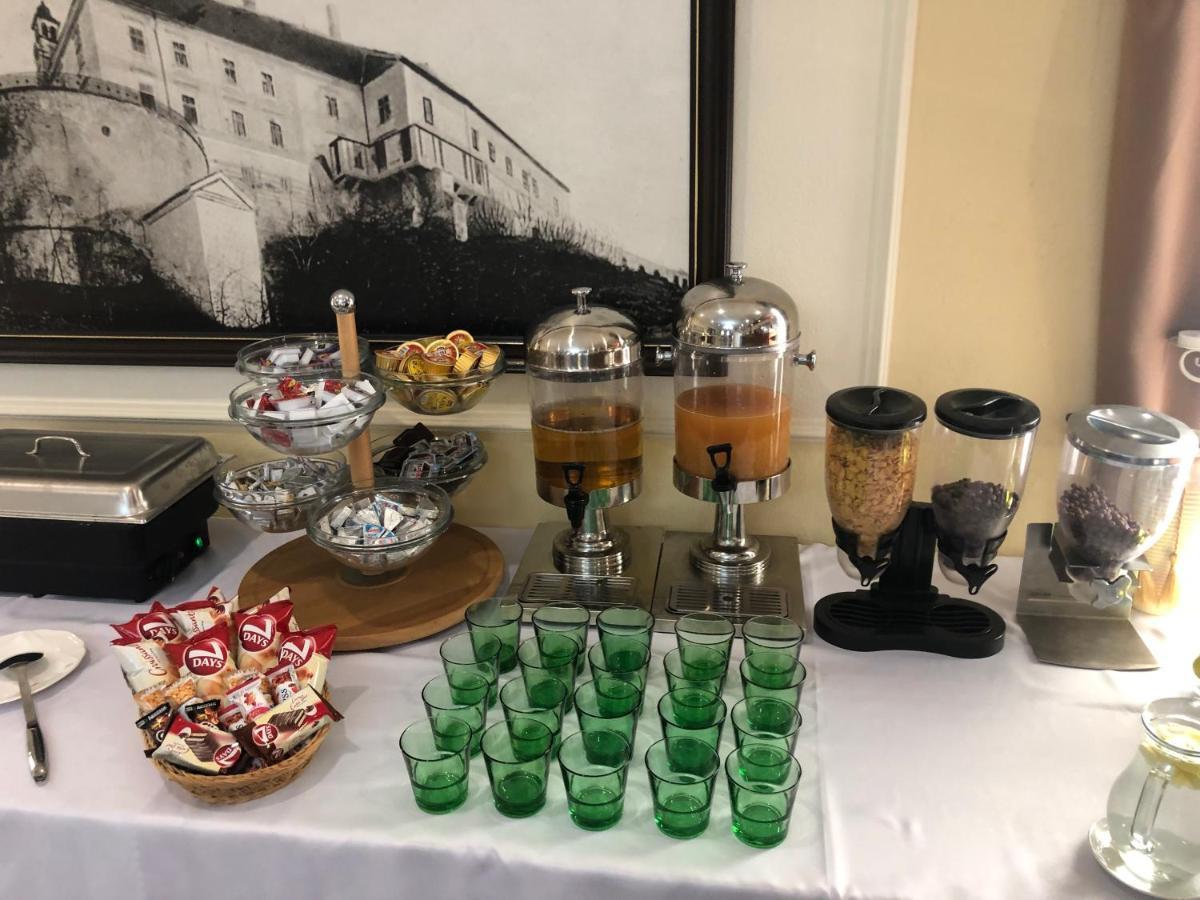 הלוהובץ Hotel Jelen מראה חיצוני תמונה