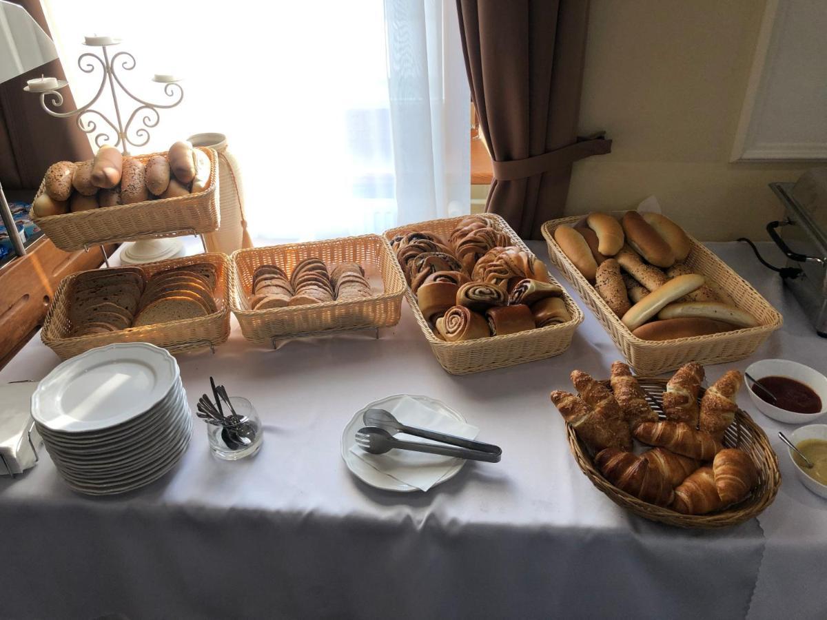 הלוהובץ Hotel Jelen מראה חיצוני תמונה
