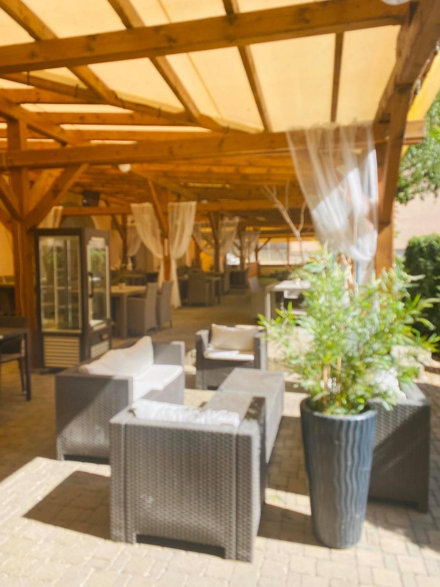 הלוהובץ Hotel Jelen מראה חיצוני תמונה
