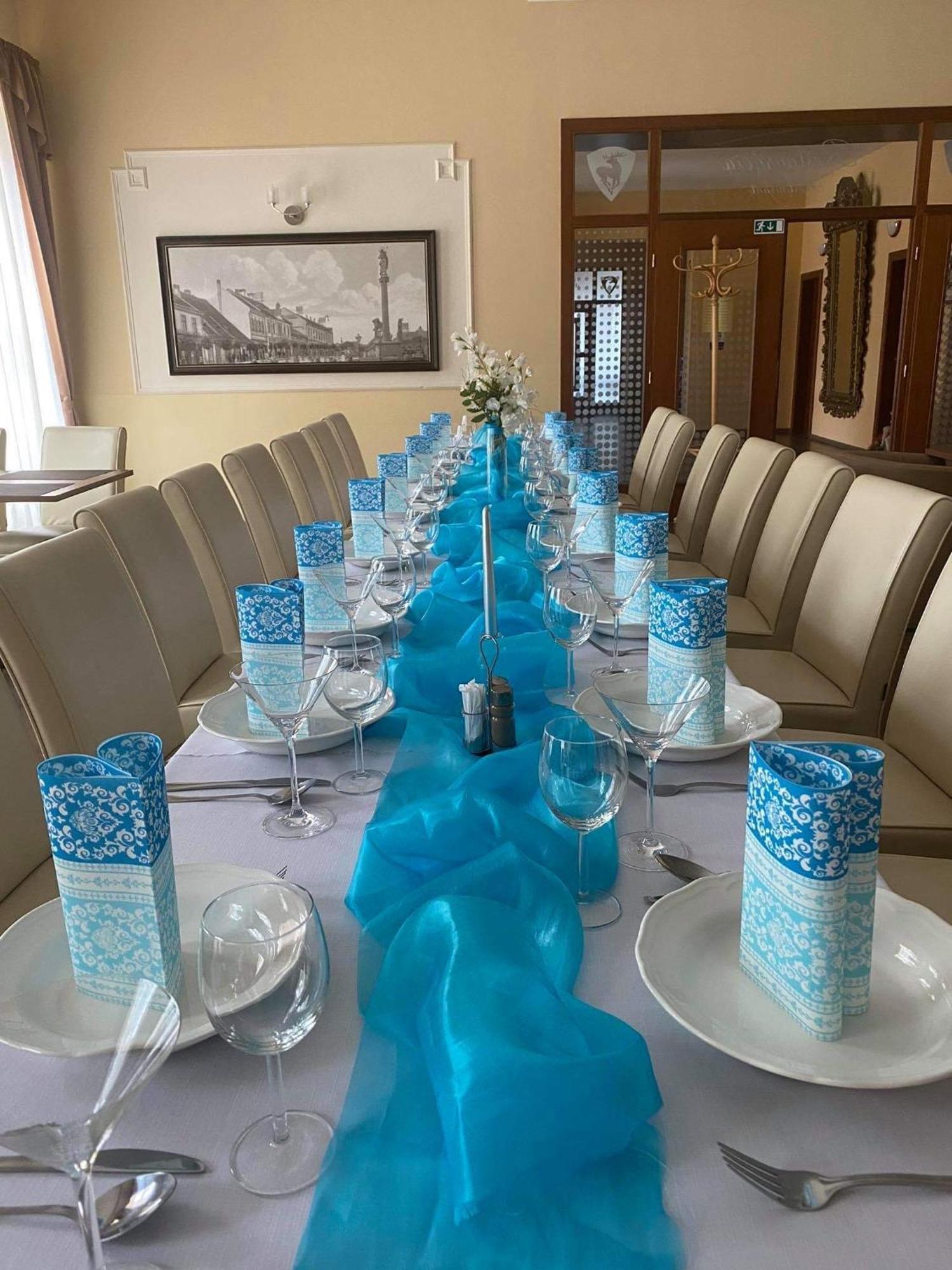 הלוהובץ Hotel Jelen מראה חיצוני תמונה