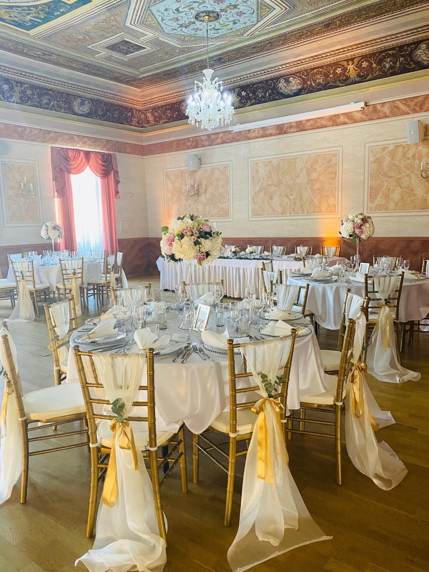 הלוהובץ Hotel Jelen מראה חיצוני תמונה